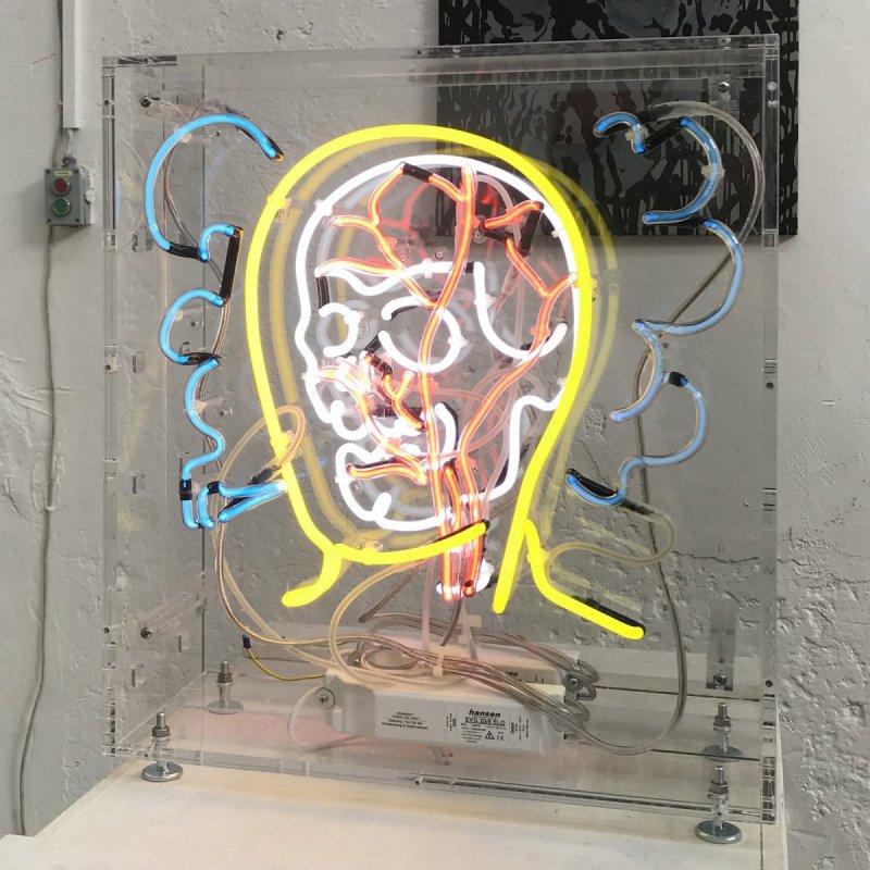 Kuřák, plexisklo, neonové trubice, 65 x 52 x 25 cm, 2019