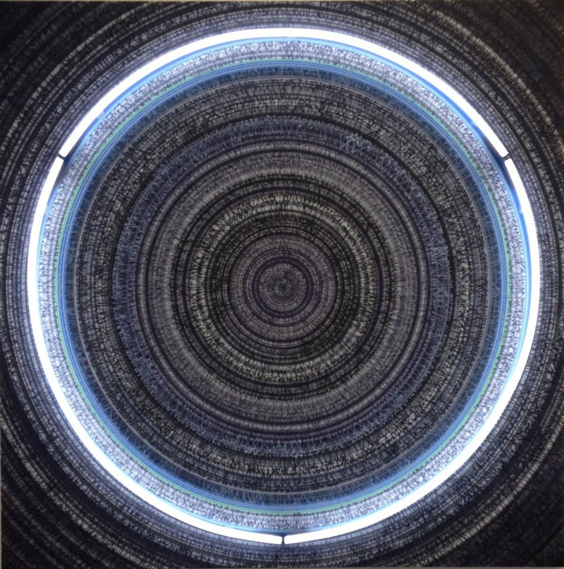 Oficiální verze, Official Version, airbrush na plátně, neonové trubice, airbrush on canvas, neon light, 160 x 160 cm, 2015