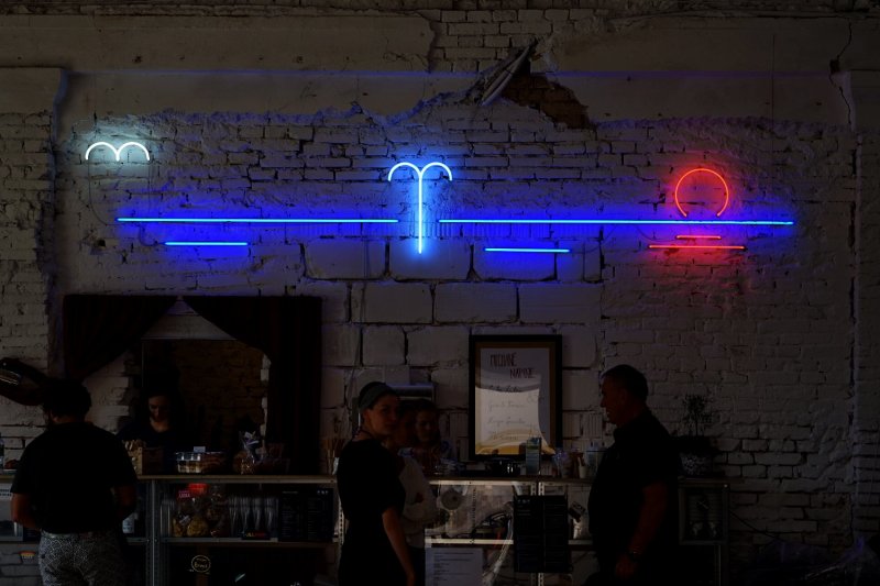 Ferda, neonové trubice, 500 x 200 cm, 2020