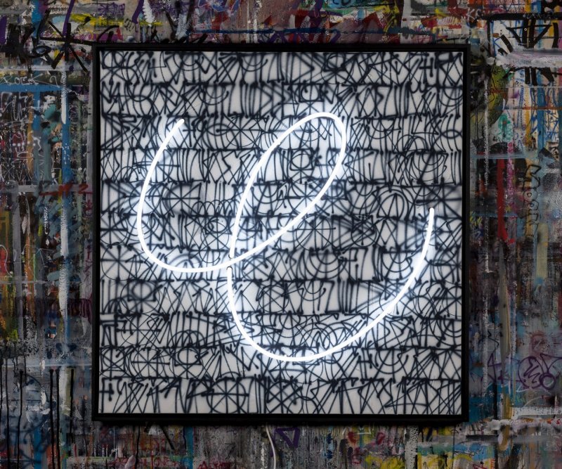 E, airbrush a akryl na plátně, neon, 100 x 100 cm, 2021