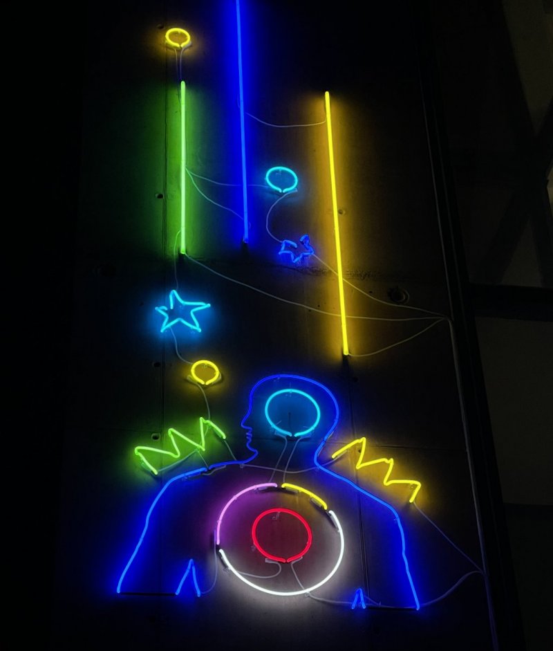 Starman, nenové trubice, 400 x 135 cm, 2021