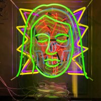 Dívka, plexisklo, neonové trubice, 65 x 52 x 25 cm, 2019