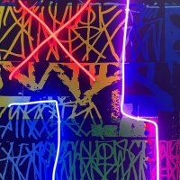 XL, airbrush a akryl na plátně, neon, 120 x 60 cm, 2021